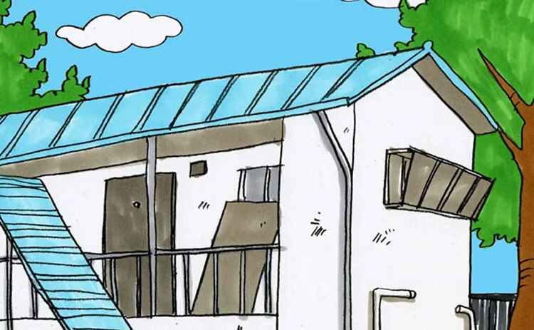 Un bâtiment blanc délabré, au toit bleu, avec un escalier extérieur bleu et des garde-corps sombres, sous un ciel bleu avec des nuages et des arbres.