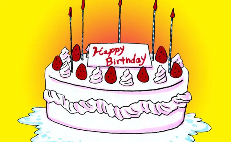 Ilustrasi kue ulang tahun berlapis krim putih dengan stroberi dan lima lilin, berlatar kuning. Di atas kue ada papan bertuliskan Happy Birthday dalam bahasa Inggris.