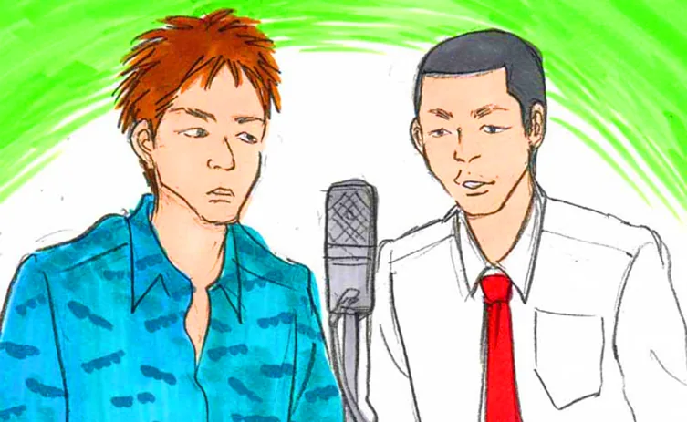 Ilustrasi dua sosok laki-laki di samping mikrofon abu-abu. Sosok kiri berambut cokelat runcing dan memakai kemeja biru bermotif dengan kerah terbuka; sosok kanan berambut gelap pendek, berkemeja putih dan berdasi merah. Latar putih dan hijau terang, tanpa tulisan.