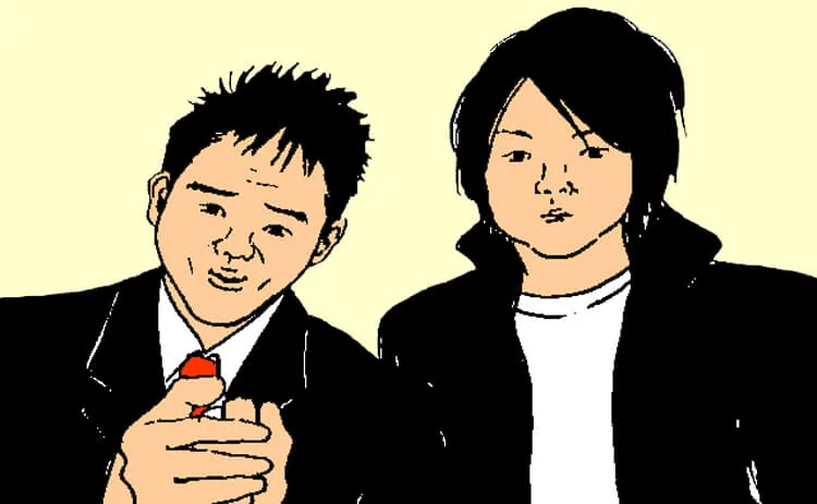 淡黃色背景前，兩名男子穿著深色外套。左邊男子短髮、繫紅領帶，手放在胸前；右邊男子黑髮較長，內搭白色上衣。